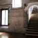 Il primo piano del palazzo  avvolto nella penombra: la luce proviene solo dalle scale e dalle finestre